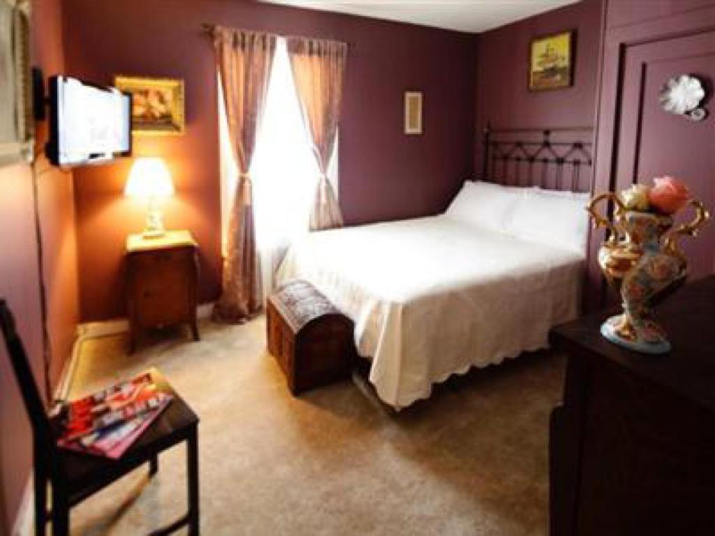 The Twilight Lodge Haines Falls Room photo
