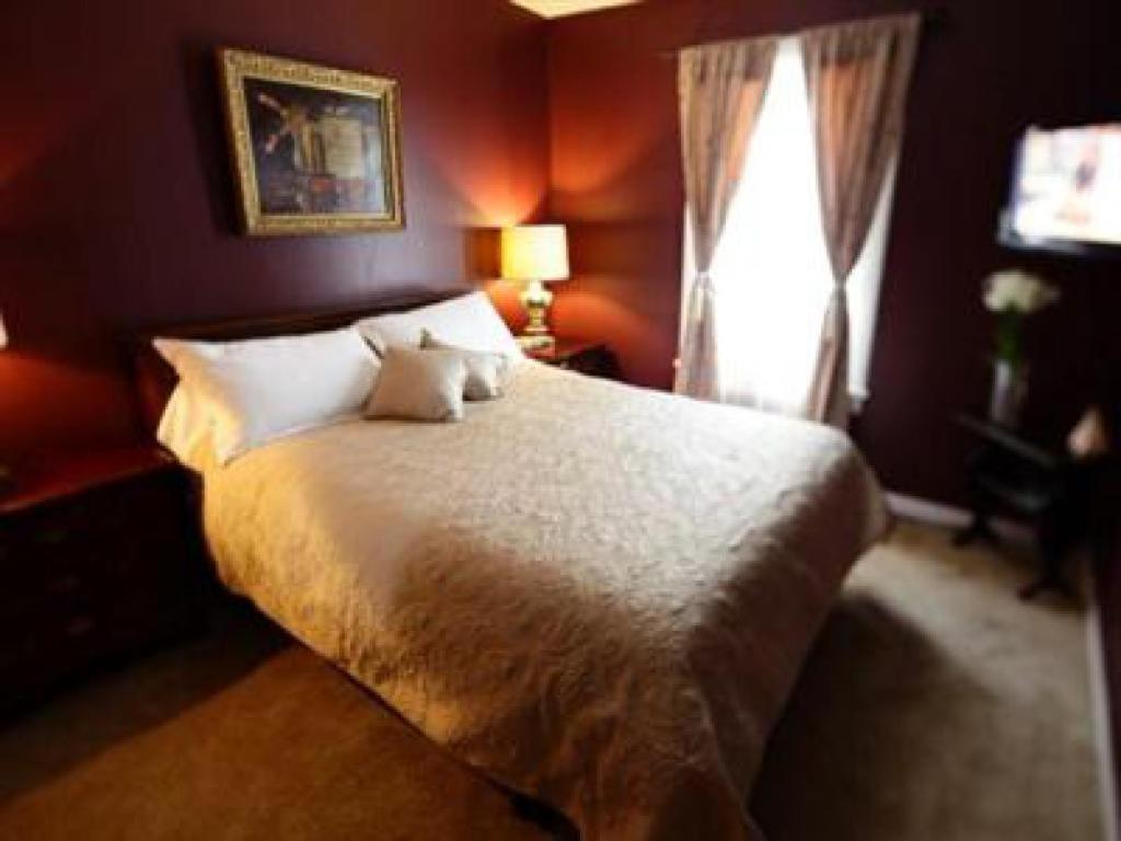 The Twilight Lodge Haines Falls Room photo